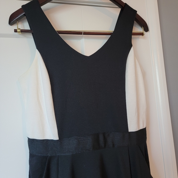 B and W. - Picture 3 of 7